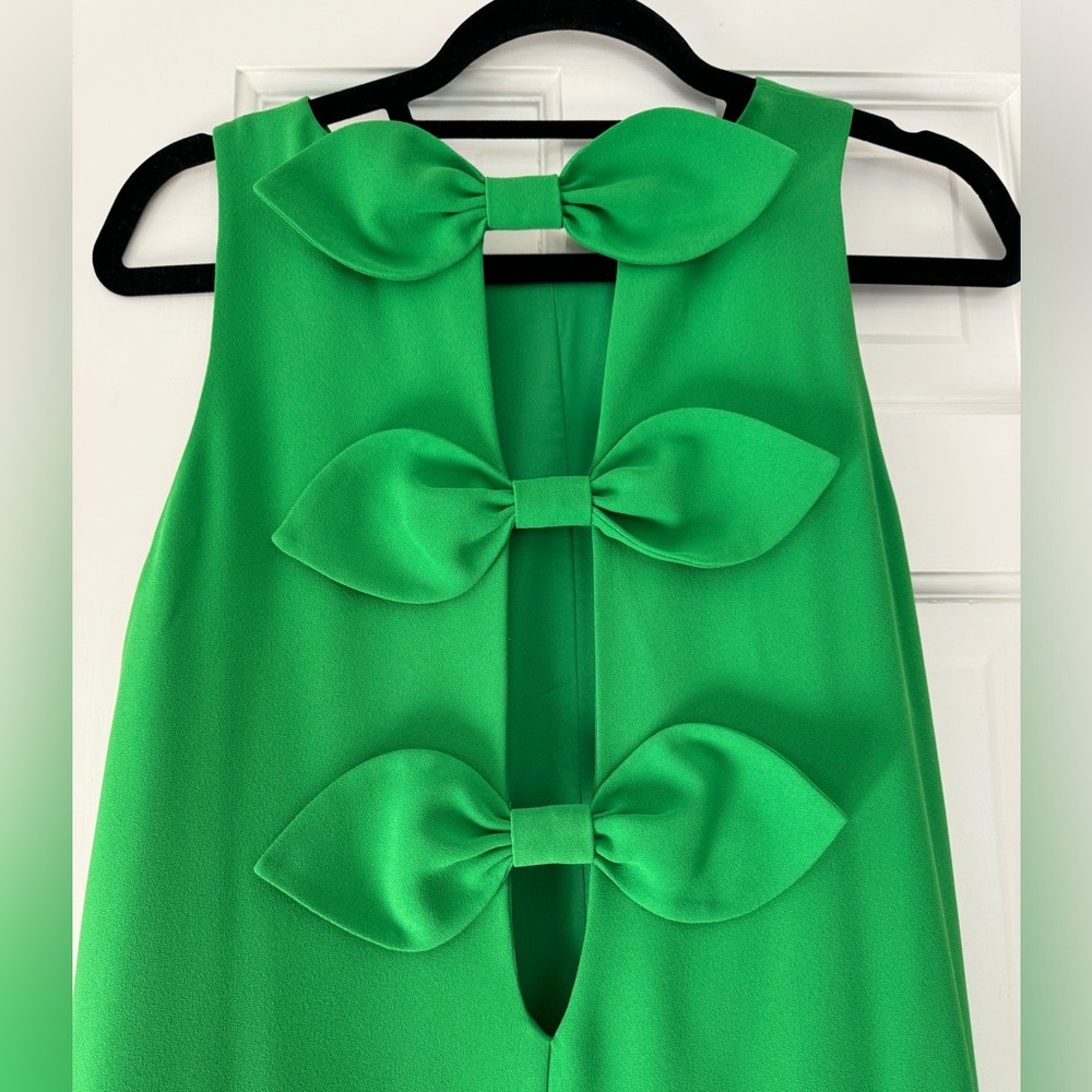 Beautiful green gown with pockets and bow detail. NWT.